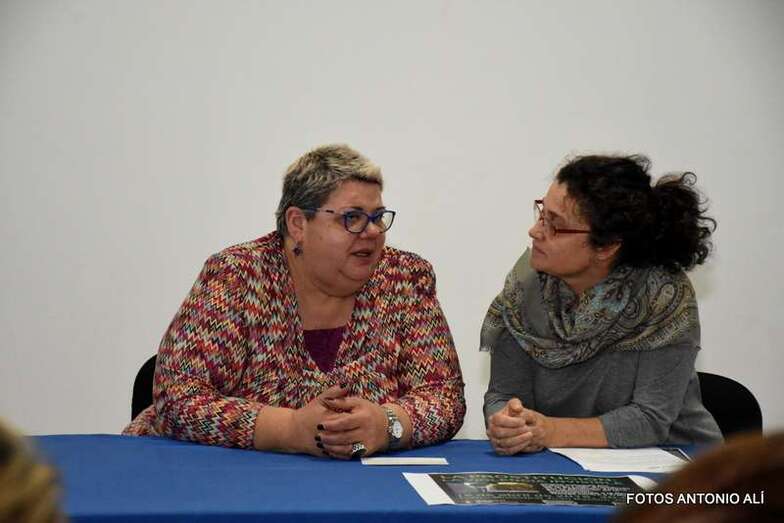 Momento de la conferencia de anoche en el Teatro de Telde (Foto TA)